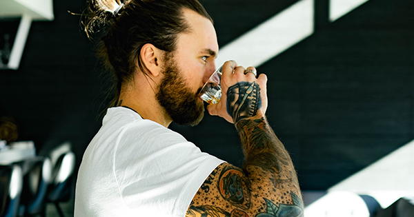 Zapíjať žiaľ a osamelosť – jednoduché riešenie?